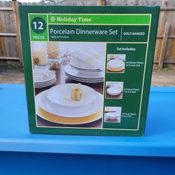 12 Piece Porcelain Dinnerware Dish Set.