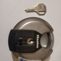 Masterlock storage lock with key