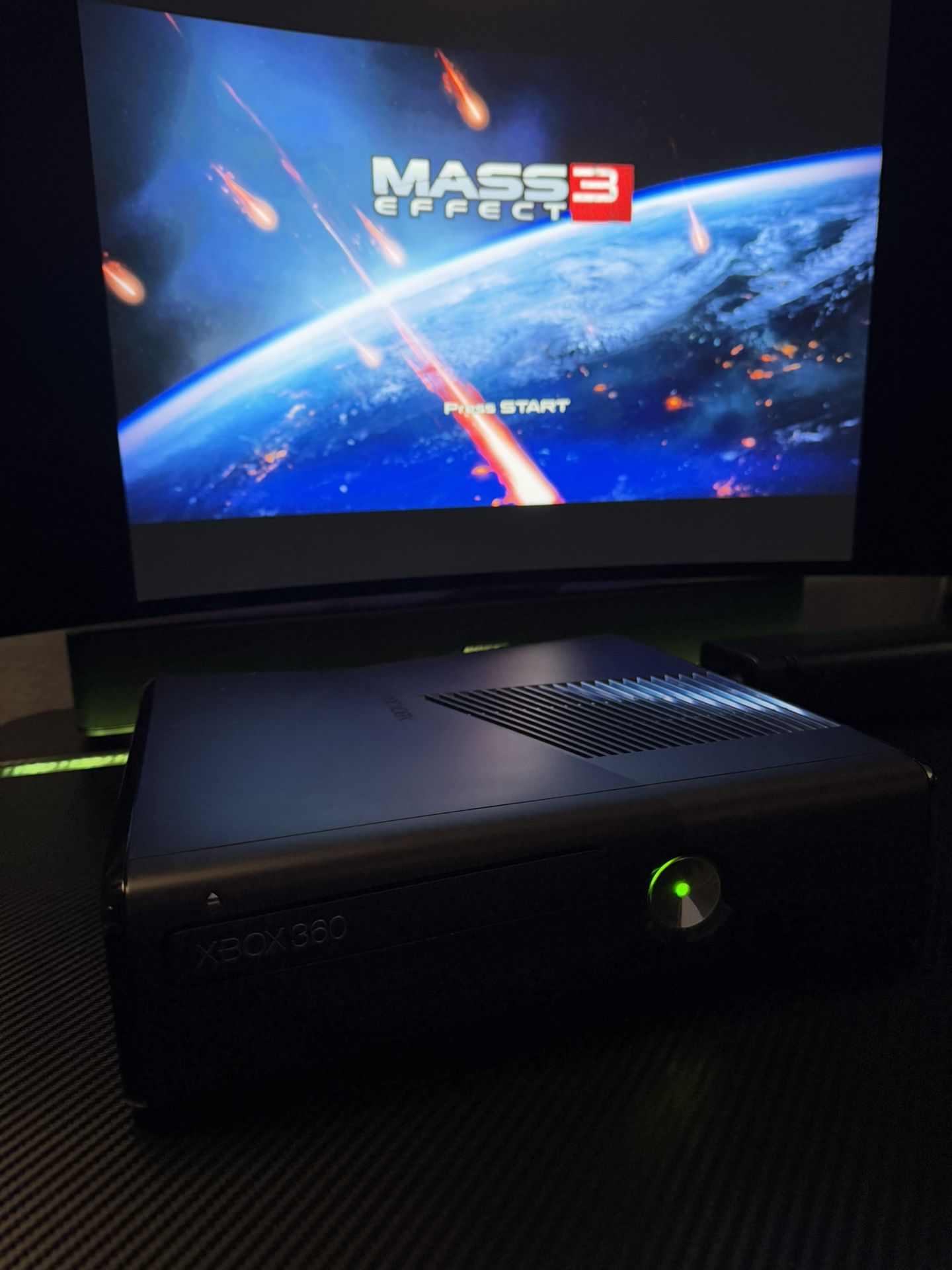 Xbox 360 Slim 250GB W/ Controller - Fully Renewed!