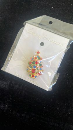 Medium Christmas tree pin