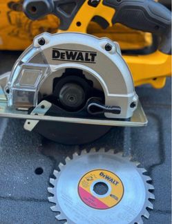 DEWALT 20-volt Max 5-1/2-in Cordless Circular Saw (Bare Tool)