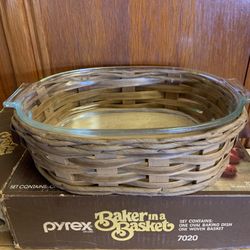 Vintage Pyrex 2 quart casserole