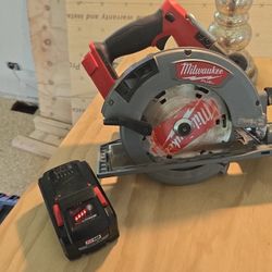 M18 Fuel Circular Saw + Battery + Charger