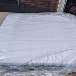 Helix Sunset Queen mattress - Like New
