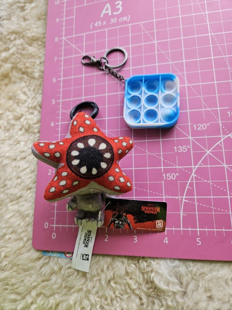 STRANGER THINGS DEMOGORGON PLUSH KEYCHAIN + FREEBIE