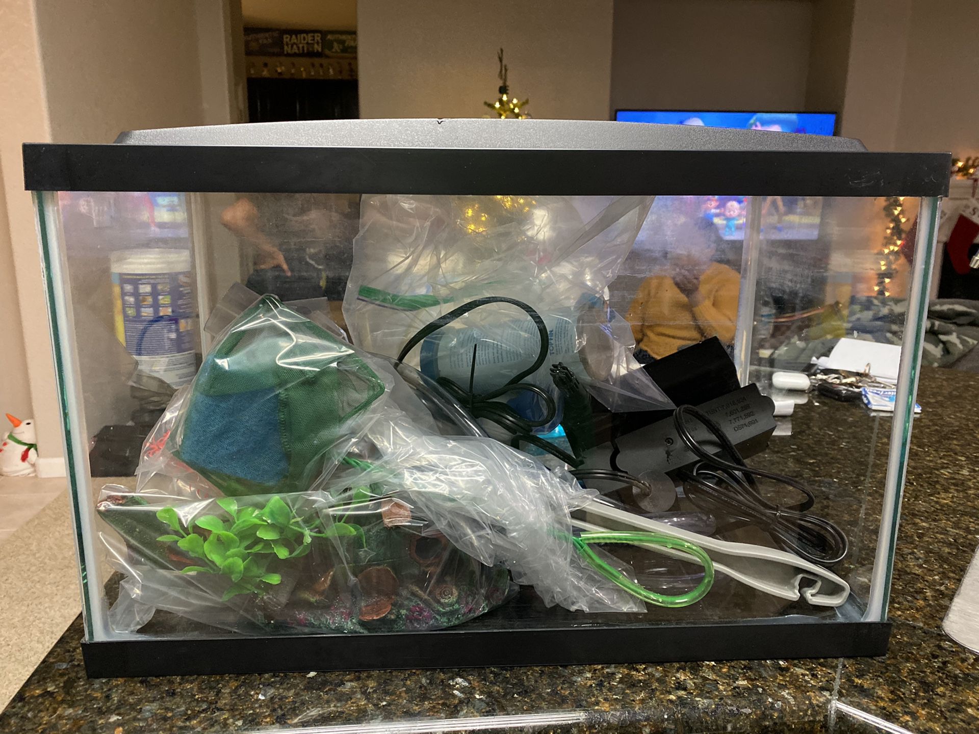 FULLY FUNCTIONAL FISH TANK W/ EXTRAS FOR SALE!!