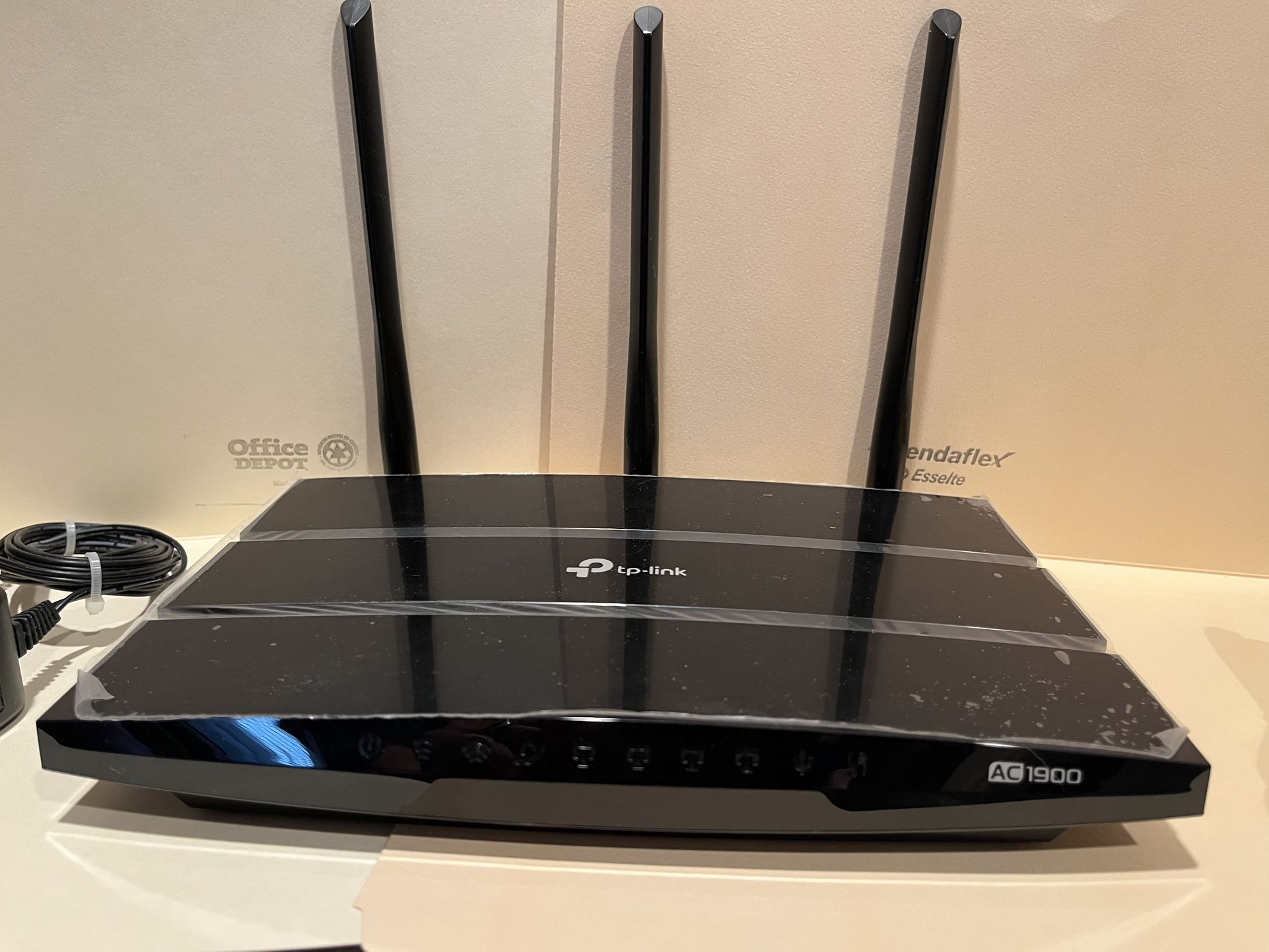 Like New!! TP-Link AC1900 Smart WiFi Router (Archer A8) -High Speed