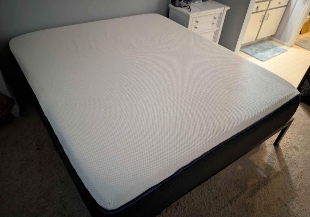 Cali King Nectar Memory Foam Mattress,frame Linen Sheets And Serta King Pillows