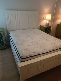 Cama y muebles lamparas