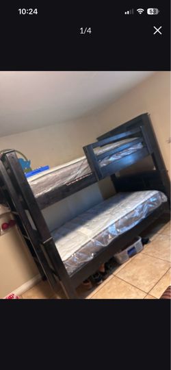 Twin bunk bed