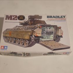 TAMIYA U.S. M2 BRADLEY INFANTRY MINIATURE SCALE 1/35 MODEL KIT