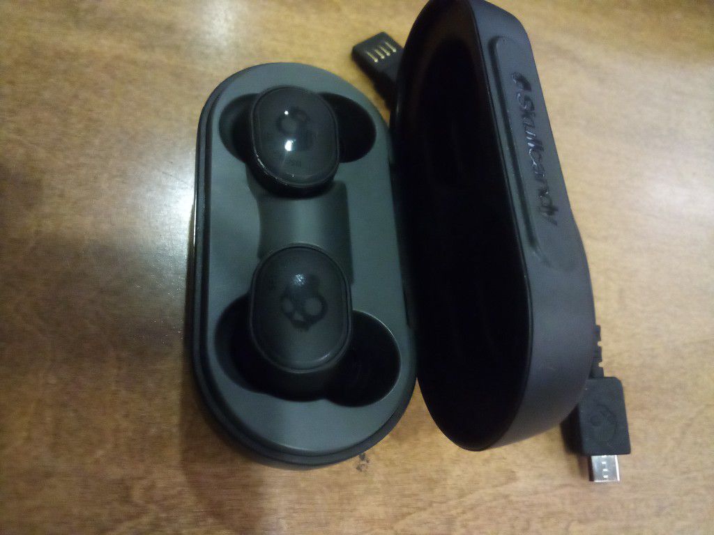 Skullcandy Sesh XT EVO earbuds with charging case