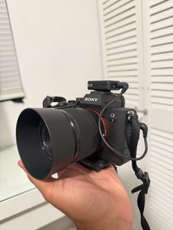 Sony A7 IV Kit + Sony FE 50mm f/1.8 + 128GB SD Card - Like New (<2,500 Shutter Count)