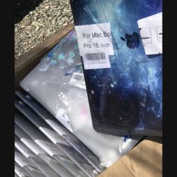 laptop cover. nuevos.. son 90 piezas. los regalo todos. son tees cajas  llévenselos todos gratis…