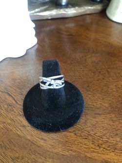 New Pondora Ring W/Bow Size 7