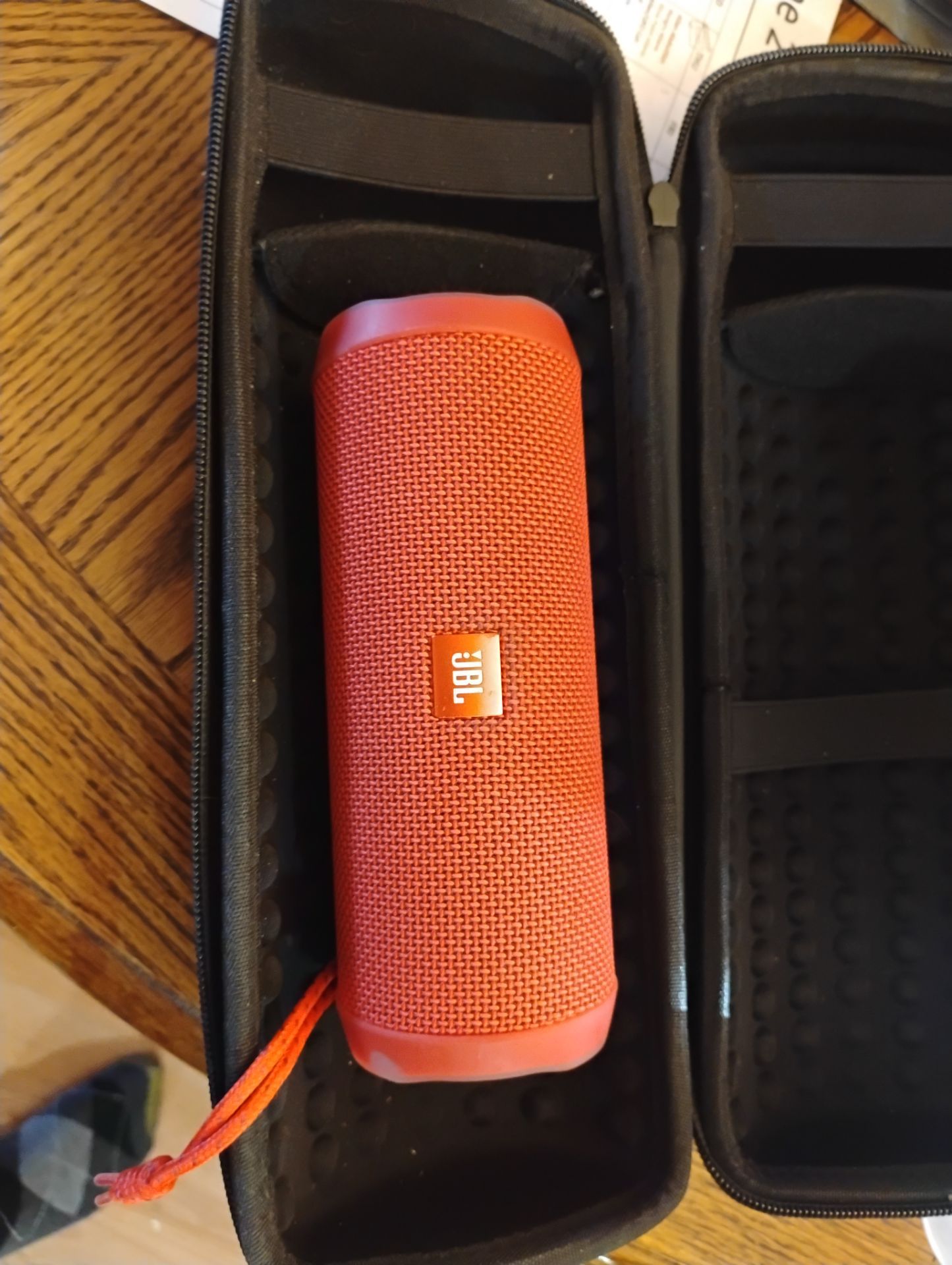 JBL flip 4 (red)w/travel case