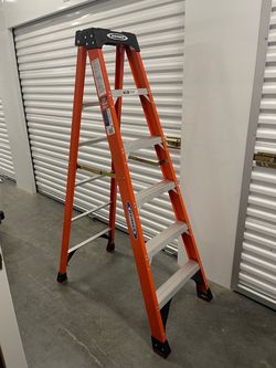 Werner 6 ft Fiberglass Step Ladder, 300 lb, Type IA