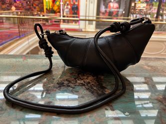 Women’s Black Solid Pebbled Crescent Shoulder Bag Zip, Adjustable Strap Pockets
