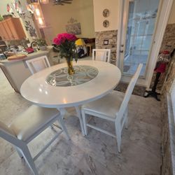 Excellent Conditions Round Kitchen Table Set