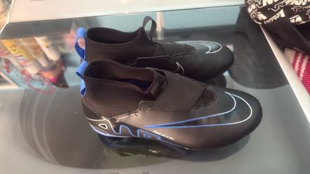 Soccer shoes size #6Y (24)