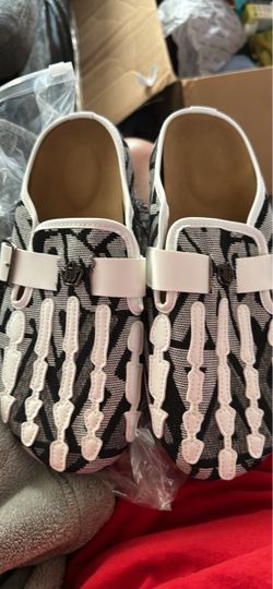 Skeleton clogs