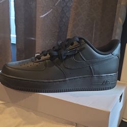 NIKE AIR FORCE 1 TRIPPLE BLACK NEW NEW IN BOX