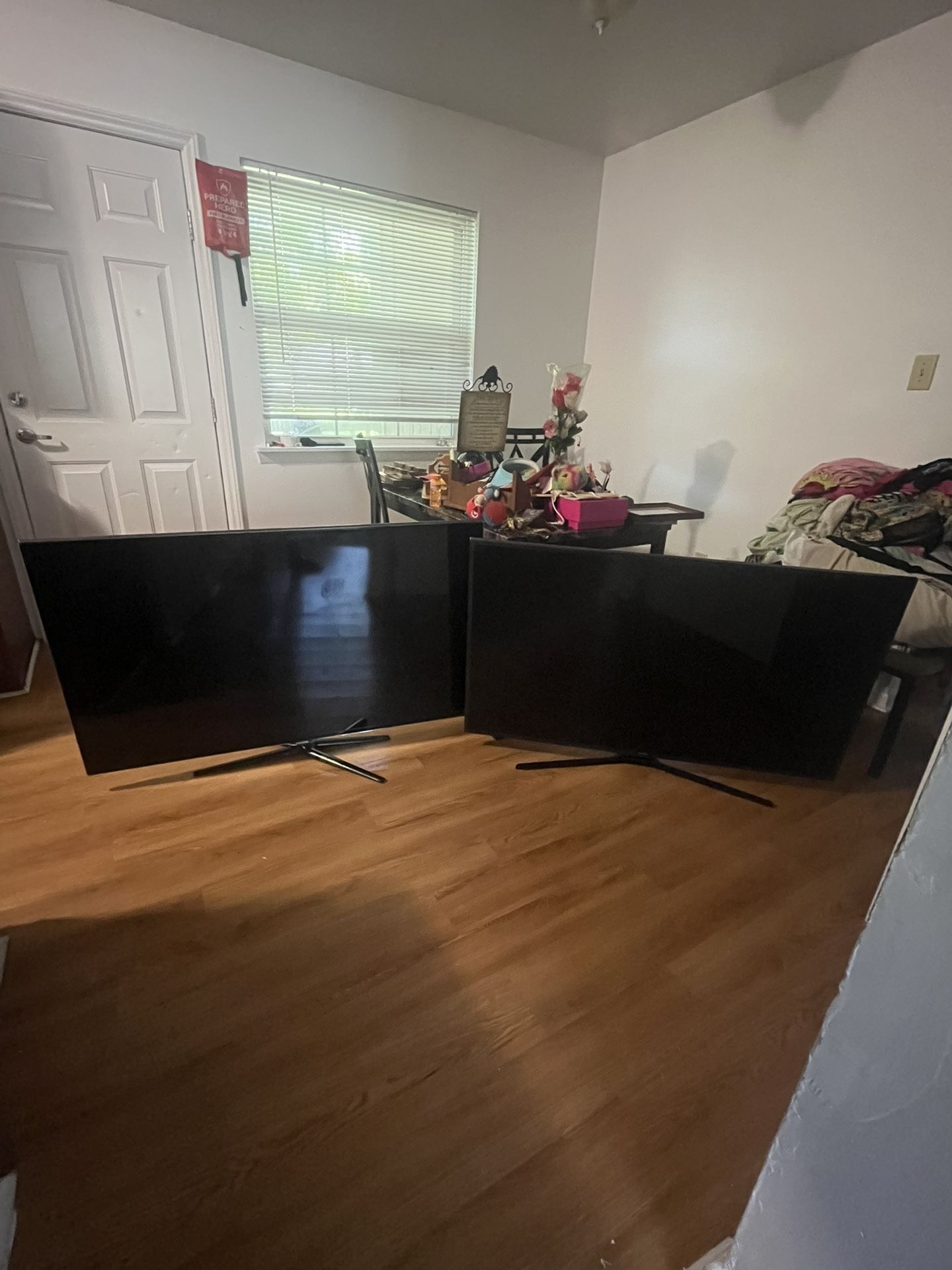 2 broken Samsung Flatscreen TVs