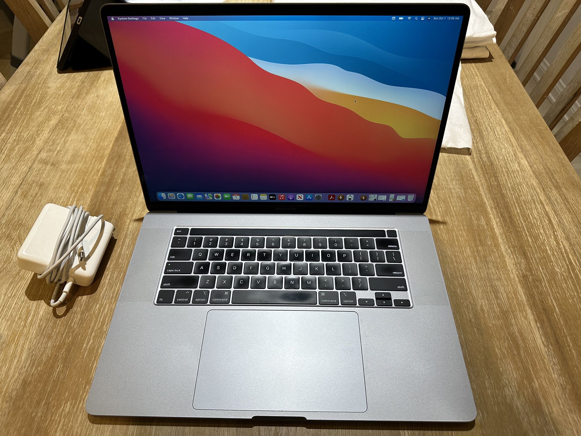 2019 /2020 MacBook Pro 16”, i9 8cores 2.4ghz,16gb ram,512gb.4GB graphic.65 Battery Cycles,Fast
