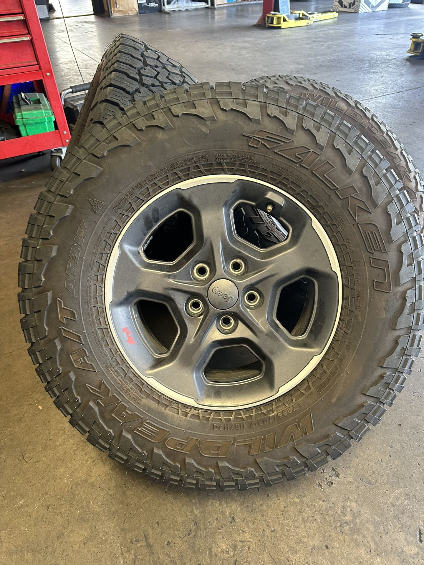 Falken AT 285/70R17 Jeep Gladiator