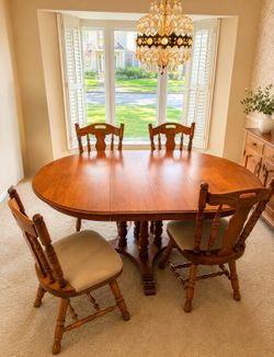 Solid Wood Expandable Dining Table Set – 4 Chairs + 2 Leaves – Excellent Condition✨