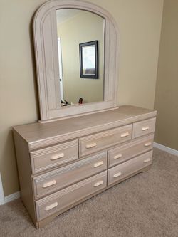 7-Drawer Dresser with Arched Mirror