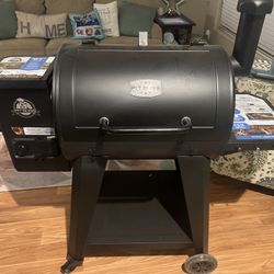 Pit Boss 700 DX Series 740-Sq. in Black Pellet Grill - $400 OBO