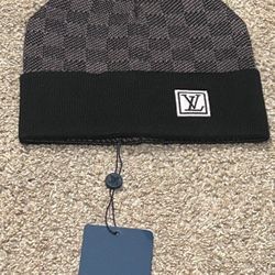 l v beanie (dark black) 