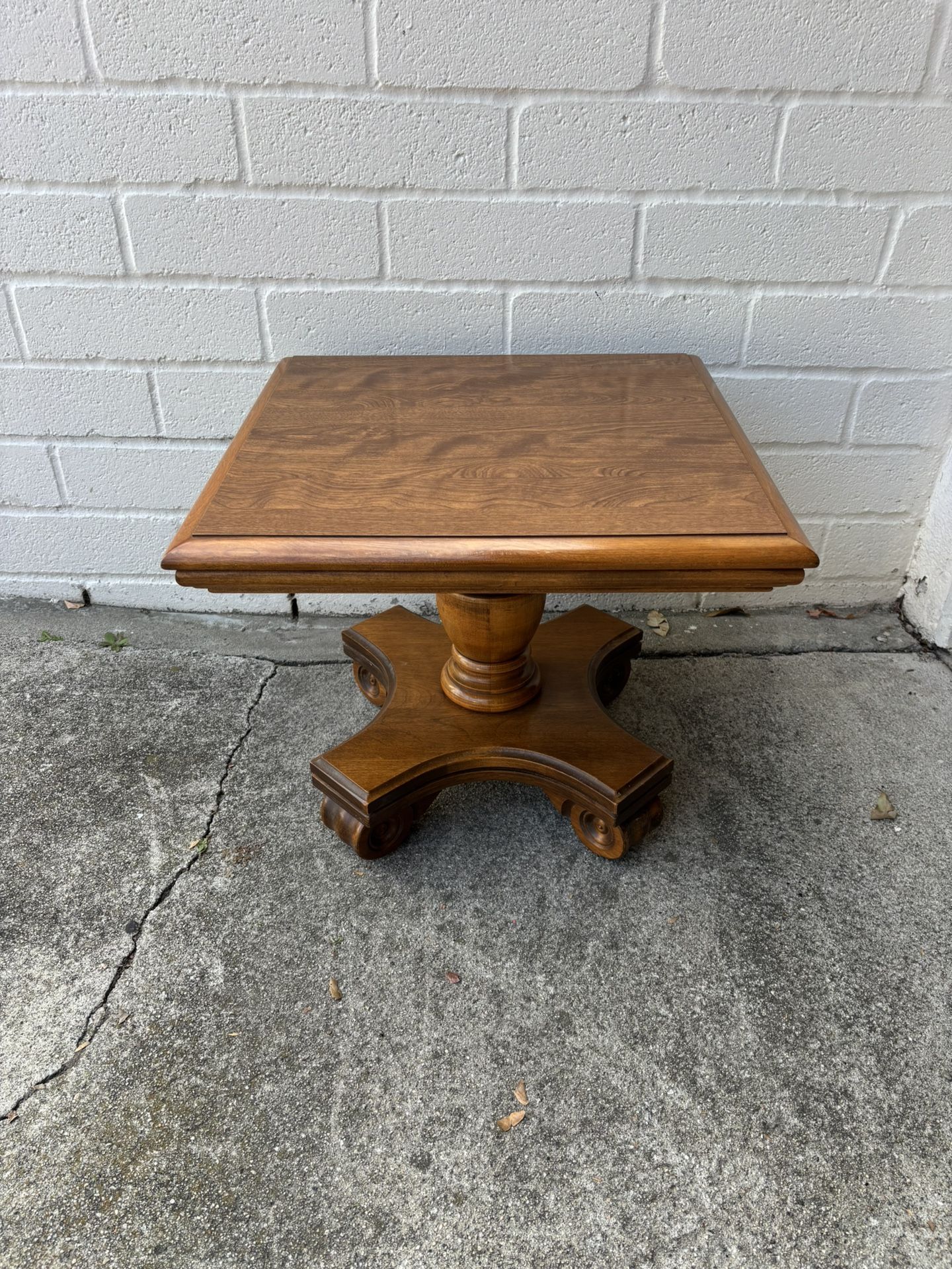 Square Accent Bunching End T A B L E