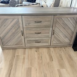 Storage Cabinet / Dresser FREE **pending Pickup**