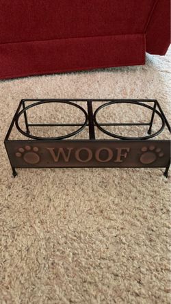 Elevated dog food and water stand with the aluminum bowls that fit in it. For small dogs. Never used