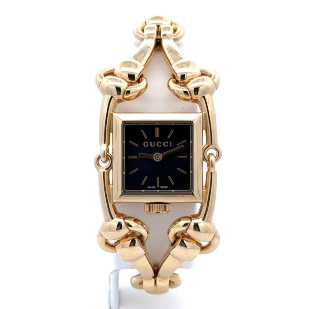 Designs Gucci Signoria 🥰🤙🏾 Pre-owned 18K yellow gold Gucci Signoria 20mm. Watch features a black dial and a fancy link bracelet. Contains a quartz 