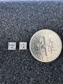 NEW- Solid 10K gold earrings (princess cut)Studs W 4mm moissanite diamond 💎