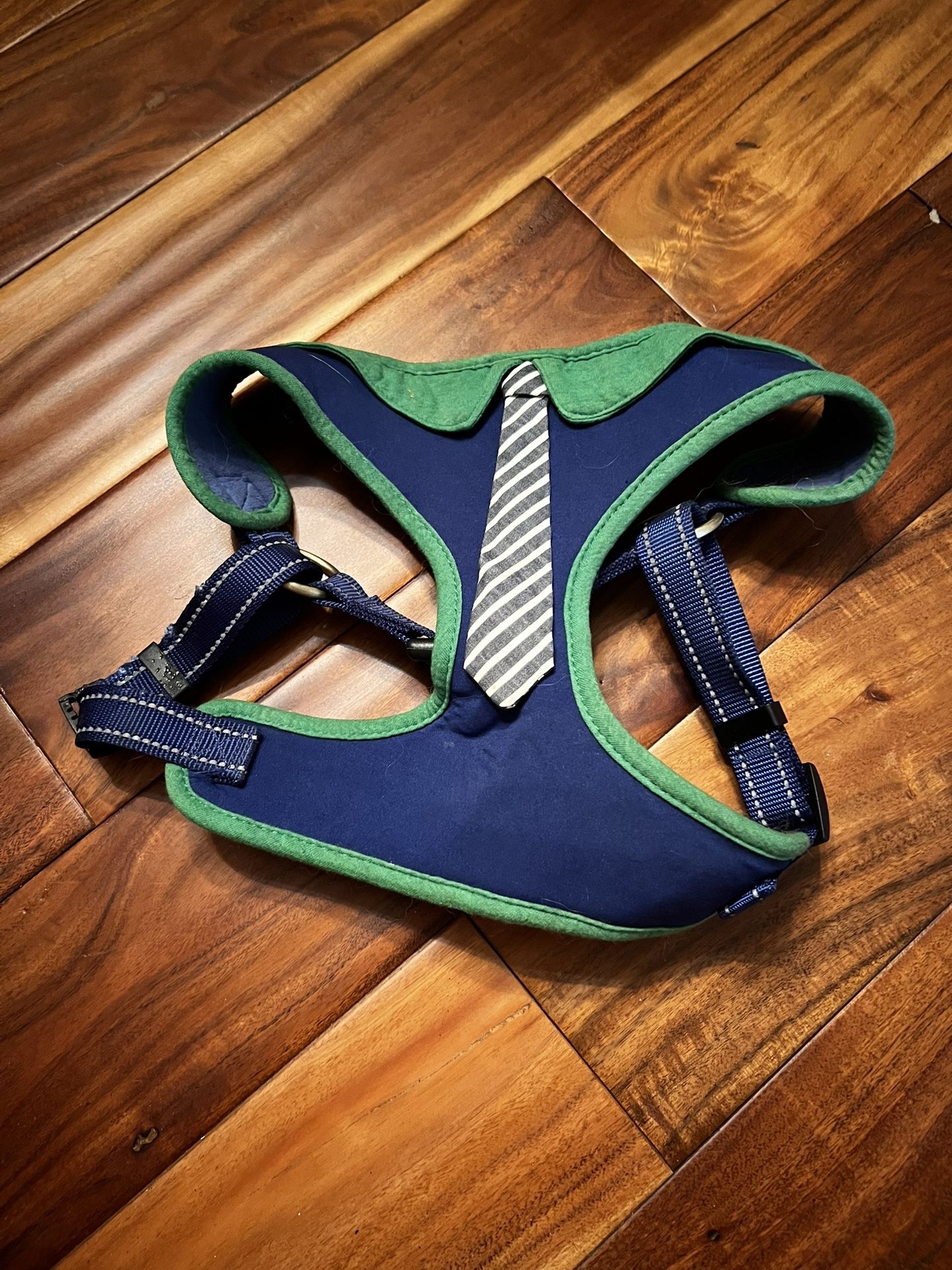 Dog pet tie harness. Fits like a large