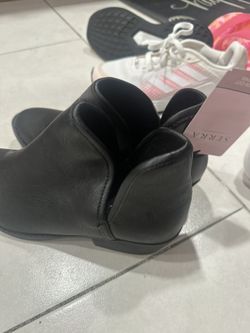 Brand new boots size 7, never wore very nice comfortable, but it doesn’t fit me