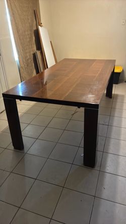 Dining table  fits 8 chairs & 4 chairs more because it has 2 extra attachments on both sides