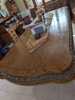 Beautiful 8 ft dining table with two extension like new