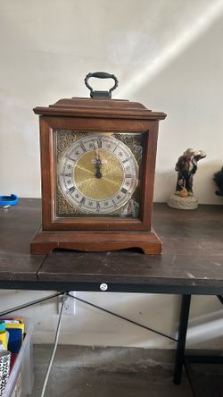 Howard Miller Chiming Mantel Clock Model 612-437 American /German movement