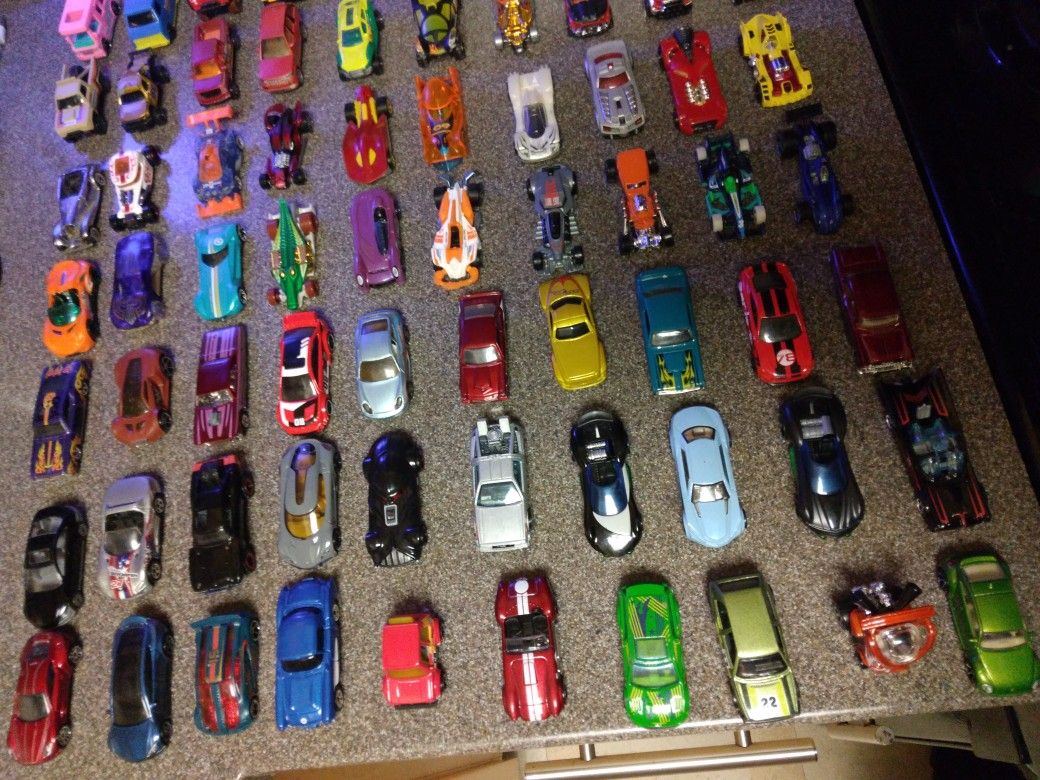 70 MATTEL / HOTWHEELS / MATCHBOX CARS AND CARRYING CASE
