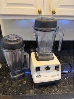 Vitamix blender with 2 jars