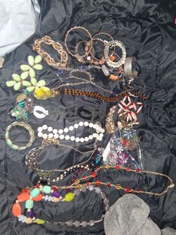 Lots Of Assorted Jewelry Items Bundle....