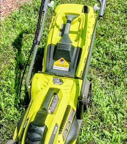 Ryobi 13" electric corded lawnmower with a bag