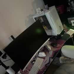 Curved White Pc Monitor . 