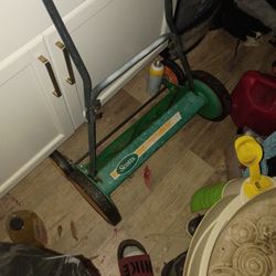 Scott's Classic Motorless Lawn Mower