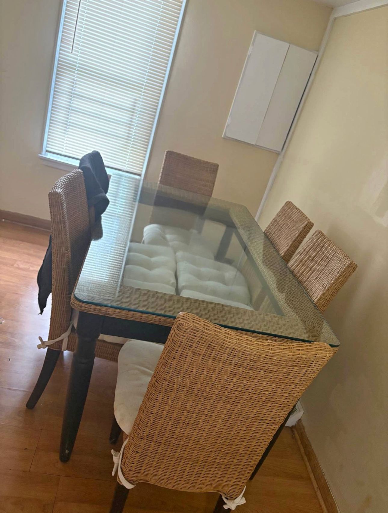 Perfect Condition Wicker Glass Dining Room Table Set 6 Chairs